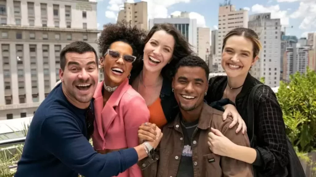 Na imagem, da esquerda para a direita, os protagonistas de Resumo Família é Tudo. (Foto: Divulgação)